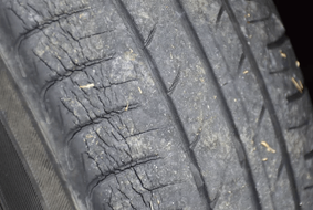 Pneu craquelé : causes, risques et vérifications