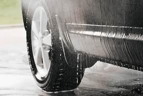 Comment choisir les meilleurs pneus pour la pluie