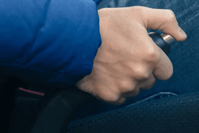 Rouler avec le frein à main : quelles conséquences ?