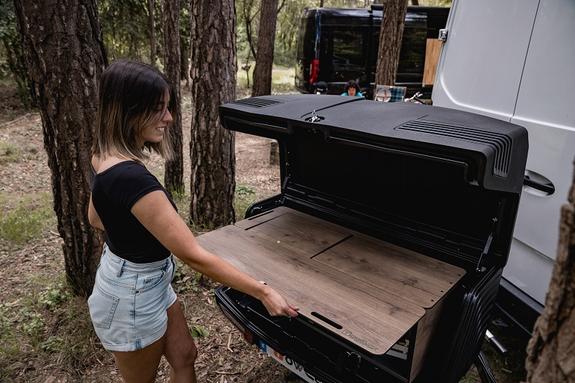 Coffre d'attelage 330 litres TOWBOX Camper Life Noir sur bras articulé COURT 