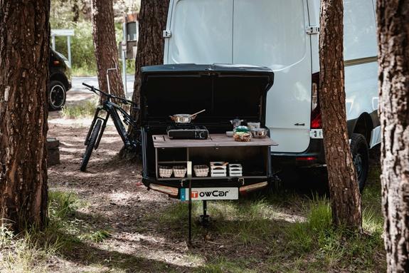 Coffre d'attelage 330 litres TOWBOX Camper Life Noir sur bras articulé LONG 