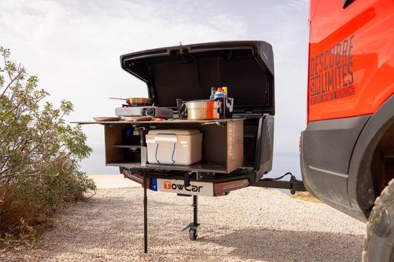 Coffre d'attelage 330 litres TOWBOX Camper Life Noir sur bras articulé LONG 