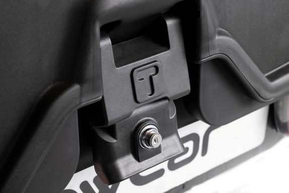 Coffre d'attelage 330 litres TOWBOX Camper Noir sur bras articulé COURT 